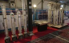 شرح عکس: سنتریفیوژهای ساخت ایران در نمایشگاه دستاوردهای اتمی کشور، تهران، ایران، ۸ فوریهٔ ۲۰۲۳. 
(AP Photo/Vahid Salemi)