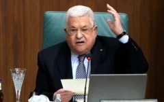 شرح عکس: محمود عباس رئیس تشکیلات خودگردان فلسطینیان حین سخن در کنفرانسی در مقر اتحادیهٔ عرب در قاهره، مصر، ۱۲ فوریهٔ ۲۰۲۳. (AP Photo/Amr Nabil, File)