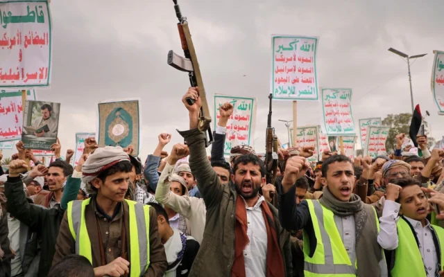 شرح عکس: حامیان حوثی حین شعار دادن در راهپیمایی هفتگی ضد-آمریکایی و ضد-اسرائیلی در صنعا، یمن، ۲۸ مارس ۲۰۲۵. (AP Photo/Osamah Abdulrahman) شرح عکس: حامیان حوثی حین شعار دادن در راهپیمایی هفتگی ضد-آمریکایی و ضد-اسرائیلی در صنعا، یمن، ۲۸ مارس ۲۰۲۵. (AP Photo/Osamah Abdulrahman)
