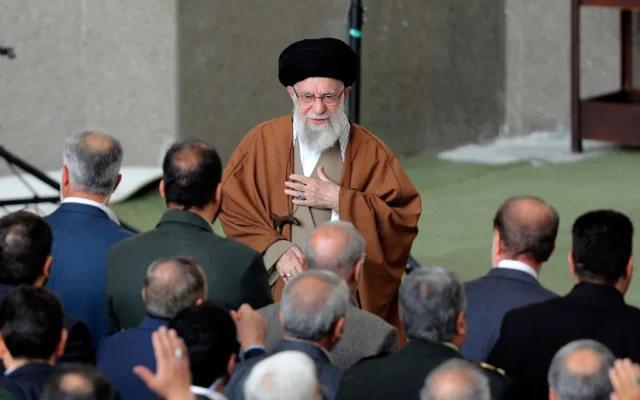 شرح عکس: علی خامنه ای ولی فقیه ایران روز ۳۱ مارس برای نماز عید فطر که روز آخر ماه مبارک رمضان برگزار می شود، به مصلای امام خمینی در تهران، ایران وارد می شود.
(Office of the Iranian Supreme Leader via AP)