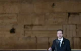 شرح عکس: ایتسخاک هرتزوگ رئیس جمهوری اسرائیل در مراسم یادبود سربازان بخاک افتاده و قربانیان ترور در اسرائیل، دیوار ندبه، شهر قدیم اورشلیم، ۲۹ آوریل ۲۰۲۵. (Chaim Goldberg/Flash90)
