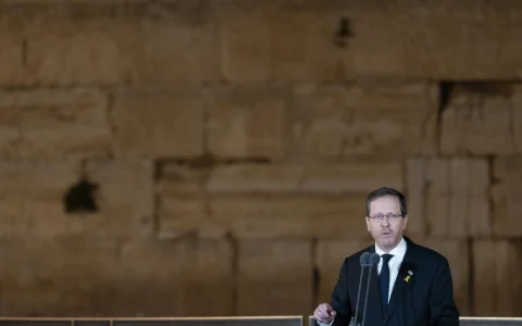 شرح عکس: ایتسخاک هرتزوگ رئیس جمهوری اسرائیل در مراسم یادبود سربازان بخاک افتاده و قربانیان ترور در اسرائیل، دیوار ندبه، شهر قدیم اورشلیم، ۲۹ آوریل ۲۰۲۵. (Chaim Goldberg/Flash90)