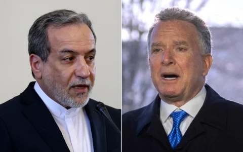 شرح عکس: عباس عراقچی وزیر خارجهٔ ایران، چپ، تهران، ایران، ۲۵ فوریهٔ ۲۰۲۵؛ استیو ویتکاف، راست، فرستادهٔ ویژهٔ کاخ سفید، واشنگتن، چهارشنبه ۱۹. مارس ۲۰۲۵. (AP Photos Stringer, Mark Schiefelbein)