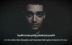 شرح عکس: ایدان الکساندر، سرباز گروگان، در ویدئوی پروپاگاند که گروه تروریستی حماس در ۱۲ آوریل ۲۰۲۵ منتشر کرد، دیده می شود. (Courtesy)