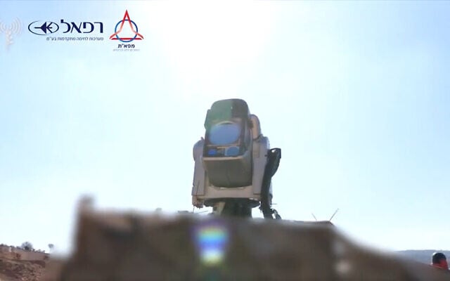 شرح عکس: در ویدئوی بی-تاریخ که وزارت دفاع در ۲۸ مه ۲۰۲۵ منتشر کرد، سیستم رهگیری لیزری دیده می شود که پهبادها را بر فراز شمال اسرائیل سرنگون می کند. (Defense Ministry)