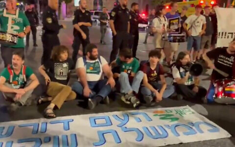 شرح عکس: معترضان در جادهٔ بگین تل آویو و میدان پاریس اورشلیم خواهان آزادی همهٔ گروگان ها شدند، ۱۷ مه ۲۰۲۵؛‌ در اورشلیم، پلیس حین بیرون راندن خشونت آمیز معترضان مشاهده شد. 
(Yair Palti/Itzik Ben Levy/Orna Kupferman/Israeli Pro-Democracy Protest Movement)