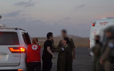 شرح عکس: ایدان آلکساندر، گروگان آمریکایی-اسرائیلی، روز دوشنبه، در اقدامی به نشانهٔ حسن نیت حماس در مقابل ایالات متحده در آستانهٔ سفر خاورمیانهٔ دونالد ترامپ رئیس جمهوری کشور آزاد شد، و به پدرومادر خود پیوست.