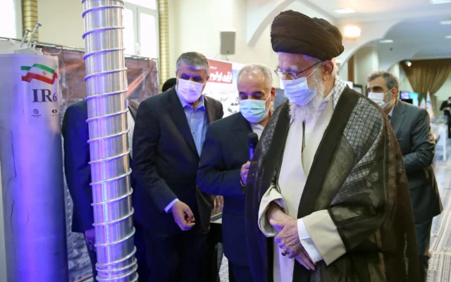 شرح عکس: علی خامنه ای ولی فقیه رژیم ایران (جلو) در بازدید از نمایشگاه دستاوردهای صنایع هسته ای کشور در تهران، ۱۱ ژوئن ۲۰۲۳، بهمراه محمد اسلامی رئیس سازمان انرژی اتمی ایران (چپ). 
(Khamenei.ir/AFP)