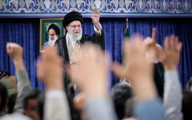 شرح عکس: علی خامنه ای ولی فقیه ایران حین سخنرانی برای اعضای کمیتهٔ حج، تهران، ۴ مه ۲۰۲۵.
(Photo by KHAMENEI.IR / AFP)