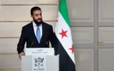 شرح عکس: احمد الشرع رئیس جمهوری سوریه حین سخن در کنفرانس مطبوعاتی مشترک در کاخ الیزهٔ پاریس، ۷ مه ۲۰۲۵. (Stephanie Lecocq / POOL / AFP)