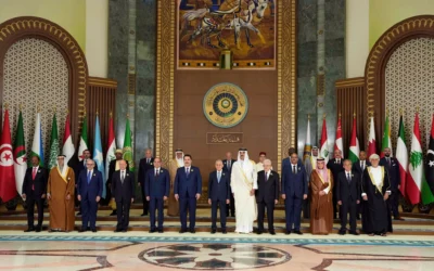 شرح عکس: رهبران عرب پیش از گشایش ۳۴مین دور نشست اتحادیهٔ در بغداد، ۱۷ مه ۲۰۲۵، مقابل دوربین ایستادند.