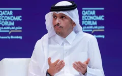 شرح عکس:‌ محمد بن عبدالرحمن آل ثانی نخست وزیر قطر حین سخنرانی در انجمن اقتصاد قطر در دوحه، ۲۰ مه ۲۰۲۵. (Karim JAAFAR / AFP)