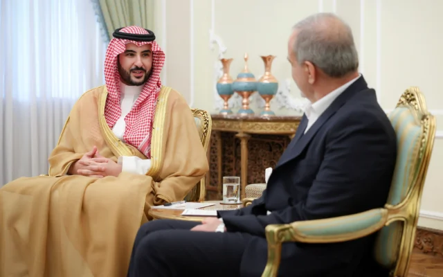 شرح عکس: خالد بن سلمان وزیر دفاع عربستان سعودی، چپ، حین گفتگو با مسعود پزشکیان رئیس جمهوری رژیم ایران در ملاقات این دو در تهران، ۱۷ آوریل ۲۰۲۵. (Iranian Presidency Office via AP)