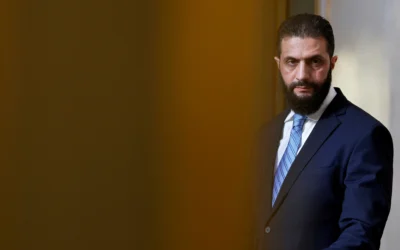 شرح عکس: احمد الشرع، رئیس جمهوری سوریه در کنفرانس مطبوعاتی با امانوئل مکرون رئیس جمهوری فرانسه که در ۷ مه ۲۰۲۵، بعد از ملاقاتی در کاخ الیزه برگزار شد. (Stephanie Lecocq/Pool via AP)