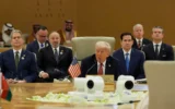 شرح عکس: دونالد ترامپ رئیس جمهوری ایالات متحده در نشست شورای همکاری خلیج فارس (GCC)، ریاض، عربستان سعودی، ۱۴ مه ۲۰۲۵. (Alex Brandon/AP)