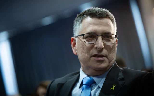 شرح عکس: گیدئون سعر وزیر خارجه در کنفرانسی در مرکز کنوانسیون بین المللی که وزارت امور خارج از کشور در ۲۷ مارس ۲۰۲۵ برگزار کرد، شرکت کرد. (Yonatan Sindel/Flash90)