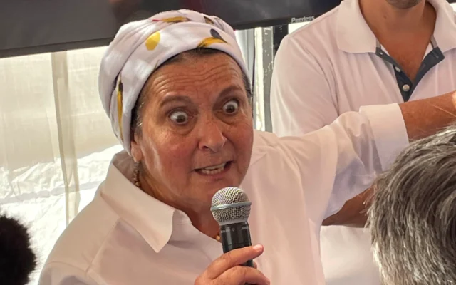دانیلا ویس، رئیس سازمان جنبش شهرک نشینی نخالا، ۲۱ اکتبر ۲۰۲۴، در کنفرانس مطبوعاتی مراسمی در حمایت از ازسرگیری شهرک نشینی یهودیان در غزه، به پرسش های حاضران پاسخ می دهد. (Jeremy Sharon / The Times of Israel)