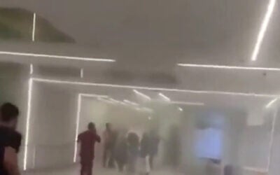 شرح عکس: لحظهٔ اصابت و پیامد حملهٔ موشکی ایران به مرکز درمانی سوروکا، بئرشبا، ۱۹ ژوئن ۲۰۲۵. 
(Reuters/Israel Police/Emanuel Fabian/Times of Israel/X; used in accordance with Clause 27a of the Copyright Law)