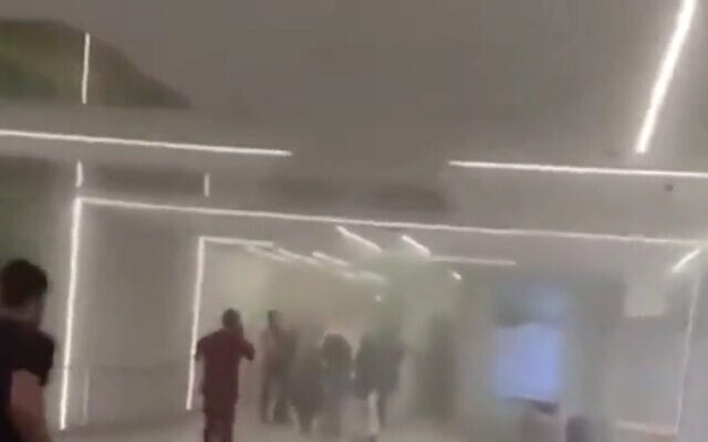 شرح عکس: لحظهٔ اصابت و پیامد حملهٔ موشکی ایران به مرکز درمانی سوروکا، بئرشبا، ۱۹ ژوئن ۲۰۲۵. 
(Reuters/Israel Police/Emanuel Fabian/Times of Israel/X; used in accordance with Clause 27a of the Copyright Law)