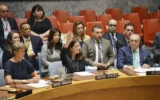 شرح عکس: اعضای شورای امنیت سازمان ملل در مقر سازمان در شهر نیویورک، ۴ ژوئن ۲۰۲۵ به قطعنامهٔ برقراری آتش بس و دسترسی بی-محدودیت بشردوستانه به غزه رأی می دهند. (Leonardo Munoz / AFP)