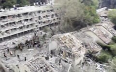 شرح عکس: بعد از رگبار سنگین موشکی ایران به اسرائيأ در ۲۲ ژوئن ۲۰۲۵، گروه های امداد در محل اصابت در تل آویو، نس صیونا، و حیفا دیده می شوند. (Oren Ziv/Jorge Novominsky/Nir Kafri/AFPTV/AFP)