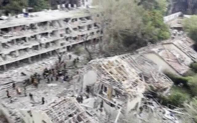 شرح عکس: بعد از رگبار سنگین موشکی ایران به اسرائيأ در ۲۲ ژوئن ۲۰۲۵، گروه های امداد در محل اصابت در تل آویو، نس صیونا، و حیفا دیده می شوند. (Oren Ziv/Jorge Novominsky/Nir Kafri/AFPTV/AFP)