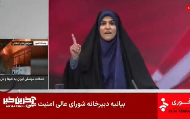 شرح عکس: مجری تلویزیون صداوسیمای ایران، ۱۶ ژوئن ۲۰۲۵، هنگام بمباران دفاتر صداوسیما در تهران از استودیو فرار کرد. نیروهای دفاعی اسرائیل به ساکنان این منطقه از تهران هشدار داده بود محل را تخلیه کنند؛‌ ساختمان صداوسیما در پی بمباران. (X; used in accordance with Clause 27a of the copyright law)