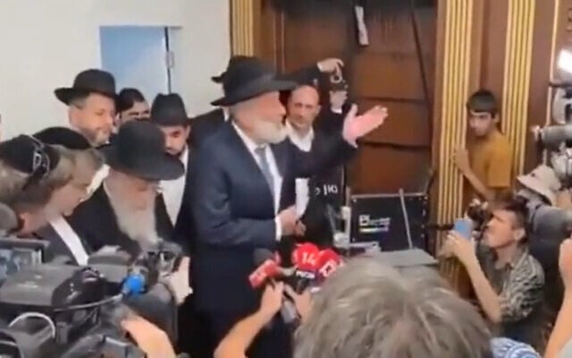 ایتسخاک یوسف، خاخام ارشد پیشین و آریه دری، رئیس حزب شاز خرابی وارده را در محل بررسی می کنند.
(Charlie Summers/Times of Israel/X; used in accordance with Clause 27a of the Copyright Law)
