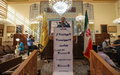 یهودیان ایرانی در تاریخ 30 اکتبر 2023، اندکی پس از آغاز جنگ بین اسرائیل و حماس که به دلیل جنایات حماس در 7 اکتبر 2023 رخ داد، در کنیسه‌ای در تهران تجمعی ضد اسرائیلی در حمایت از فلسطینیان غزه برگزار کردند. (عطا کناره / خبرگزاری فرانسه)