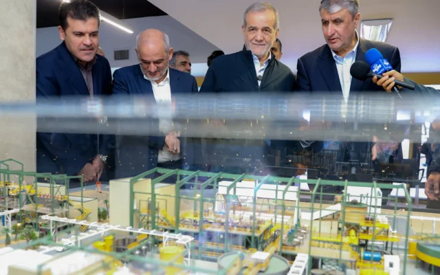 شرح عکس: در عکس خبری که ریاست جمهوری ایران ارائه کرده، مسعود پزشکیان رئیس جمهوری ایران (دومی از چپ)، و محمد اسلامی رئیس سازمان انرژی اتمی ایران (AEOI) (راست) در «روز ملی فناوری هسته ای» در تهران، ۹ آوریل ۲۰۲۵ دیده می شوند. (Iranian Presidency / AFP)