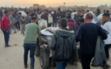 شرح عکس: فلسطینیان آواره جسد کسانی که بنا به گزارش، در ۱ ژوئن ۲۰۲۵ بر اثر تیراندازی در نزدیکی مرکز توزیع مواد غذایی رفح، جنوب نوار غزه کشته شدند را با گاری حمل می کنند. (AFP)