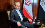 شرح عکس: عباس عراقچی وزیر خارجهٔ ایران در قاهره، ۲ ژوئن ۲۰۲۵. (AFP)
