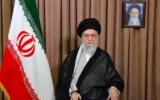 شرح عکس: علی خامنه ای ولی فقیه رژیم ایران حین سخنرانی در تهران، پایتخت ایران، ۱۳ ژوئن ۲۰۲۵. بالای سر او پرترهٔ سلف متوفای او، روح الله خمینی دیده می شود. (KHAMENEI.IR / AFP)