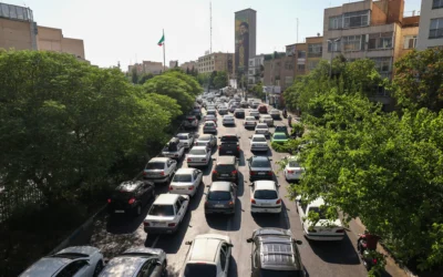 شرح عکس: وسایل نقلیه در گیرودار تلاش مردم به خروج از تهران از دروازهٔ غربی شهر در ترافیک گیر کرده اند؛ ۱۵ ژوئن ۲۰۲۵. (Atta Kenare/AFP) شرح عکس: وسایل نقلیه در گیرودار تلاش مردم به خروج از تهران از دروازهٔ غربی شهر در ترافیک گیر کرده اند؛ ۱۵ ژوئن ۲۰۲۵. (Atta Kenare/AFP)