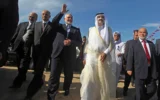 شرح عکس: شیخ حماد بن خلیفه آل ثانی، امیر وقت قطر، (وسط از راست)، و اسمعیل هنیه رهبر مقتول حماس، (سومی از چپ)، ۲۳ اکتبر ۲۰۱۲، در مراسمی که طی آن کلنگ اول بنای مرکز درمانی بیت لحیه در شمال غزه زده شد، شرکت کردند. (Ali Ali, Pool/AP)