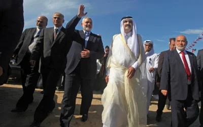 شرح عکس: شیخ حماد بن خلیفه آل ثانی، امیر وقت قطر، (وسط از راست)، و اسمعیل هنیه رهبر مقتول حماس، (سومی از چپ)، ۲۳ اکتبر ۲۰۱۲، در مراسمی که طی آن کلنگ اول بنای مرکز درمانی بیت لحیه در شمال غزه زده شد، شرکت کردند. (Ali Ali, Pool/AP)