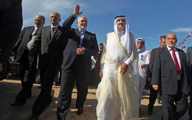 شرح عکس: شیخ حماد بن خلیفه آل ثانی، امیر وقت قطر، (وسط از راست)، و اسمعیل هنیه رهبر مقتول حماس، (سومی از چپ)، ۲۳ اکتبر ۲۰۱۲، در مراسمی که طی آن کلنگ اول بنای مرکز درمانی بیت لحیه در شمال غزه زده شد، شرکت کردند. (Ali Ali, Pool/AP)