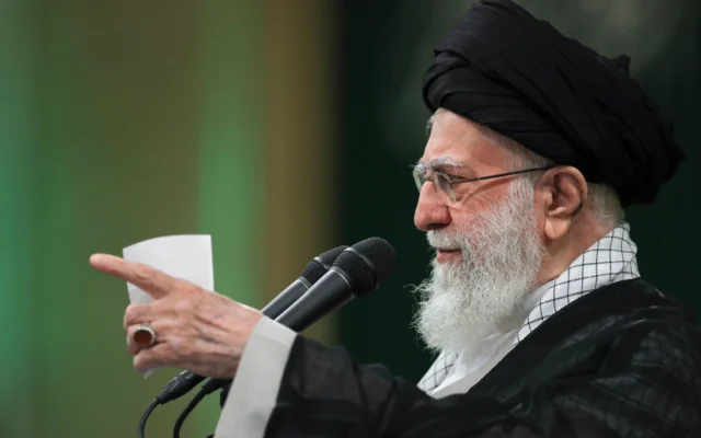 شرح عکس: در عکسی که وبگاه رسمی ولی فقیه ایران ارائه کرد، علی خامنه ای ولی فقیه حین سخنرانی در ملاقات با آموزگاران دیده می شود؛ تهران، ایران، ۱۷ مه ۲۰۲۵. (Office of the Iranian Supreme Leader via AP)