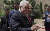 شرح عکس: نواف سلام نخست وزیر لبنان، راست، به محمود عباس رئیس تشکیلات خودگردان فلسطینیان، پیش از ملاقات ایشان در کاخ دولت بیروت خوشامد می گوید؛ لبنان، پنجشنبه ۲۲ مه ۲۰۲۵. 
(AP Photo/Hassan Ammar)