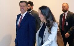 شرح عکس: جان راتکلیف، رئیس سیا، از جلسهٔ محرمانهٔ گزارش به سناتورها در کاپیتول ایالات متحده خارج می شود؛ کاپیتول هیل، ۲۶ ژوئن ۲۰۲۵، واشنگتن. (AP Photo/Rod Lamkey, Jr.)