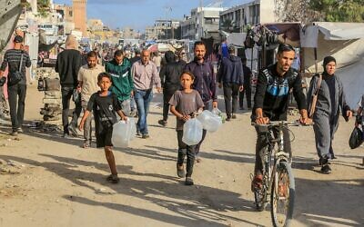 شرح عکس: فلسطینیان در خان یونس، جنوب نوار غزه، ۲ ژوئن ۲۰۲۵، برای دریافت آب آشامیدنی می روند.
(Abed Rahim Khatib/Flash90) شرح عکس: فلسطینیان در خان یونس، جنوب نوار غزه، ۲ ژوئن ۲۰۲۵، برای دریافت آب آشامیدنی می روند.
(Abed Rahim Khatib/Flash90)