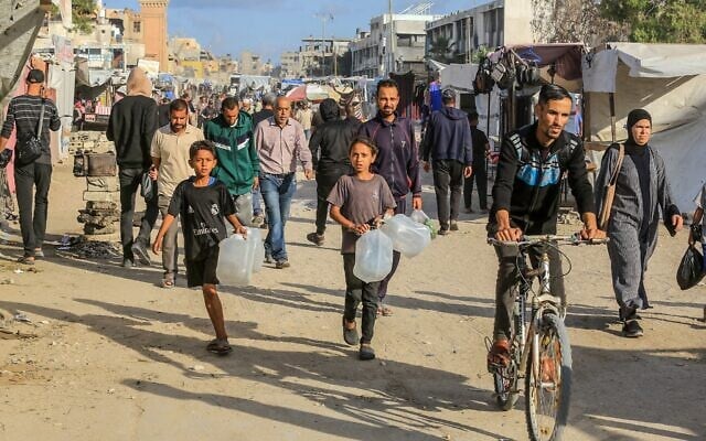 شرح عکس: فلسطینیان در خان یونس، جنوب نوار غزه، ۲ ژوئن ۲۰۲۵، برای دریافت آب آشامیدنی می روند.
(Abed Rahim Khatib/Flash90)