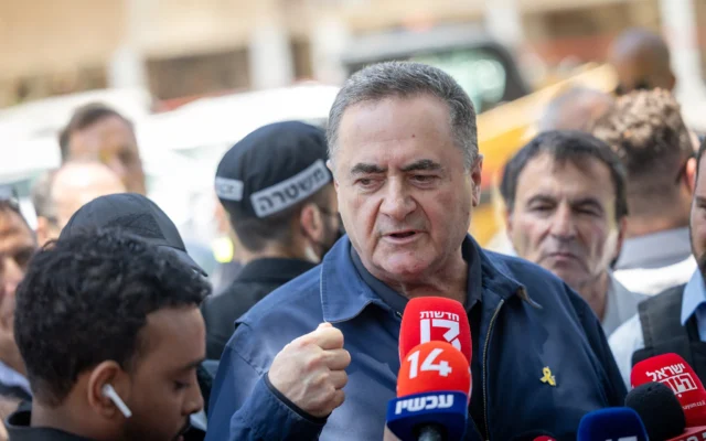 شرح عکس: ایسرائل کاتص وزیر دفاع حین گفتگو با رسانه ها در محل اصابت موشک ایران در هولون، ۱۹ ژوئن ۲۰۲۵. (Chaim Goldberg/Flash90)