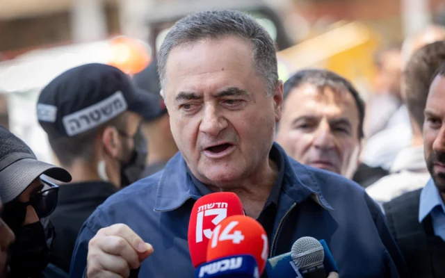 شرح عکس: ایسرائل کاتص وزیر دفاع اسرائیل حین گفتگو با مطبوعات در محل اصابت موشک ایران به شهر مرکزی هولون در ۱۹ ژوئن ۲۰۲۵. چندین اسرائيلی بر اثر این حمله مجروح شدند و جراحات برخی از ایشان بد است.
(Chaim Goldberg/Flash90)