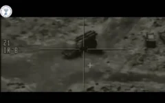 شرح عکس: در فیلمی که موساد پخش کرد، حملهٔ کماندوهای سازمان اطلاعات و عملیات ویژهٔ اسرائيل به دفاع هوایی ایران در ایران، سحرگاه ۱۳ ژوئن ۲۰۲۵ مشاهده می شود. (Mossad)