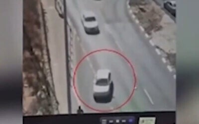 شرح عکس: آمبولانس های مگان دیوید آدوم در صحنه تصادمی که گمان می رود خودروکوبی تروریستی در جادهٔ ۵۷ مرکز غزه باشد؛ ۲۴ ژوئیهٔ ۲۰۲۵. (Magen David Adom)