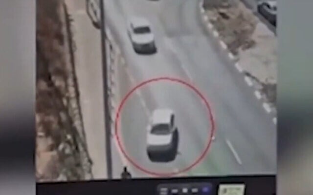 شرح عکس: آمبولانس های مگان دیوید آدوم در صحنه تصادمی که گمان می رود خودروکوبی تروریستی در جادهٔ ۵۷ مرکز غزه باشد؛ ۲۴ ژوئیهٔ ۲۰۲۵. (Magen David Adom)