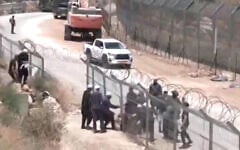 شرح عکس: در فیلم دروزی های اسرائیل حین ورود به منطقهٔ حائل امتداد مرز اسرائیل و سوریه؛ درگیری های خشونت آمیز در شهر اکثریت-دروز سویدا، سوریه، ۱۶ ژوئیهٔ ۲۰۲۵ دیده می شود. 

(Reuters/Nir Kafri/Bakr Alkasem/AFPTV/AFP); a Syrian TV presenter seen during a strike on the Ministry of Defense building in Damascus (X; used in accordance with Clause 27a of the Copyright Law)