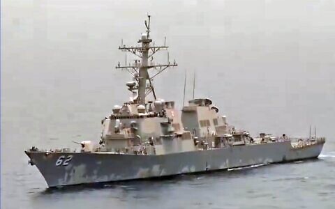 شرح عکس: USS Fitzgerald، ناوشکن آمریکایی، که بنا به گزارش، در ۲۳ ژوئیهٔ ۲۰۲۵ از بالگرد ایران مشاهده شده است. (Screenshot/X)