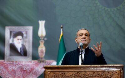 شرح عکس: مسعود پزشکیان رئیس جمهوری ایران حین سخنرانی در سالگرد مرگ ولی فقیه پیشین کشور، آیت الله روح الله خمینی در مصلای خمینی در تهران، ۳ ژوئن ۲۰۲۵. (Iranian Presidency / AFP)